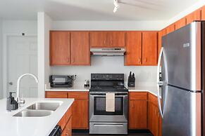 Modern Condo With Pool, Gym, Workspaces & BBQ