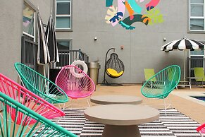 Modern Condo With Pool, Gym, Workspaces & BBQ