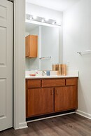 Modern Condo With Pool, Gym, Workspaces & BBQ