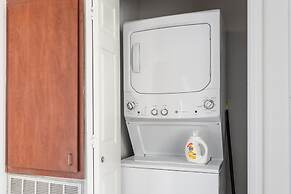 Modern Condo With Pool, Gym, Workspaces & BBQ