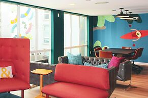 Modern Condo With Pool, Gym, Workspaces & BBQ