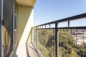 Modern Condo With Pool, Gym, Workspaces & BBQ