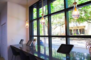 Modern Condo With Pool, Gym, Workspaces & BBQ