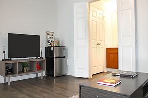 Modern Condo With Pool, Gym, Workspaces & BBQ