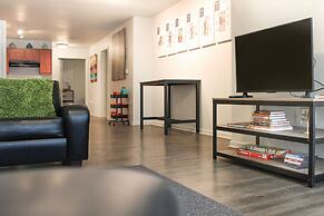 Modern Condo With Pool, Gym, Workspaces & BBQ