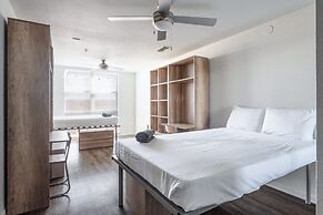 Modern Condo With Pool, Gym, Workspaces & BBQ