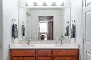 Modern Condo With Pool, Gym, Workspaces & BBQ