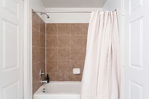 Modern Condo With Pool, Gym, Workspaces & BBQ