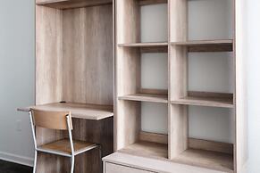 Modern Condo With Pool, Gym, Workspaces & BBQ