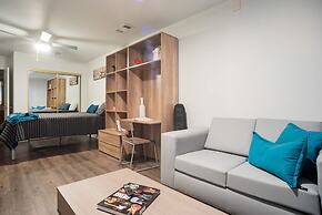 Modern Condo With Pool, Gym, Workspaces & BBQ