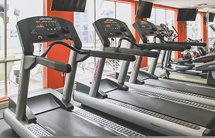 Modern Condo With Pool, Gym, Workspaces & BBQ