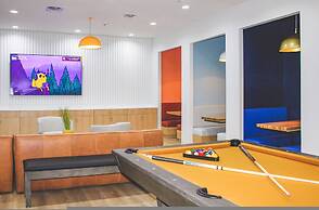 Modern Condo With Pool, Gym, Workspaces & BBQ