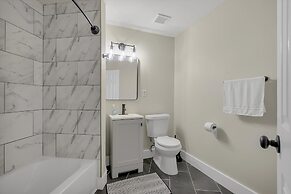 Modern Studio Apartment With Queen Bed