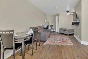 Modern Studio Apartment With Queen Bed