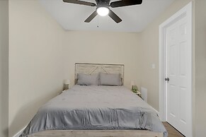 Modern Studio Apartment With Queen Bed