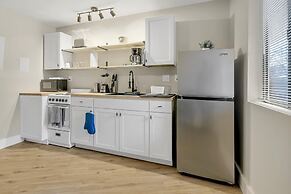 Modern Studio Apartment With Queen Bed