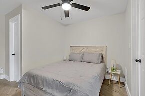 Modern Studio Apartment With Queen Bed