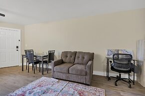 Modern Studio Apartment With Queen Bed