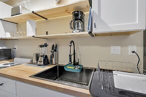 Modern Studio Apartment With Queen Bed