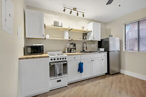 Modern Studio Apartment With Queen Bed