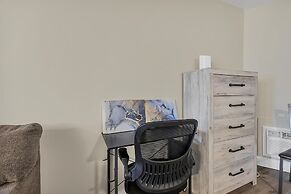 Modern Studio Apartment With Queen Bed