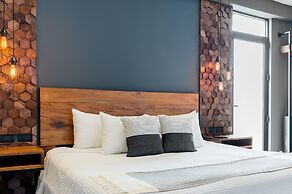 Leaf Boutique Condos