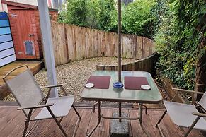 3 Bedrooms - Sleep 7 - Garden - Private Parking