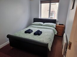 3 Bedrooms - Sleep 7 - Garden - Private Parking