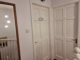 3 Bedrooms - Sleep 7 - Garden - Private Parking