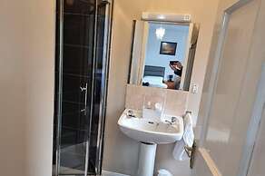 3 Bedrooms - Sleep 7 - Garden - Private Parking