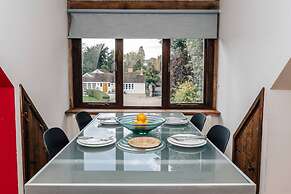 Redwood Retreat in Taplow