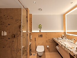 Cloud9 Sarovar Premiere