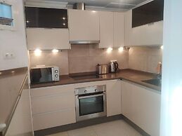 2 Bed Gf Apt Near Puerto Banus