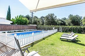 Just 10 Minutes From Sitges, House With Private Garden and Pool-