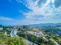 Modern Two Bedroom Apartment With Pool