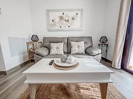 Modern Two Bedroom Apartment With Pool