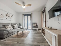 Modern Two Bedroom Apartment With Pool