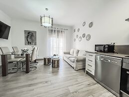 Cd-1382 Two Bedroom Apartment With Terrace