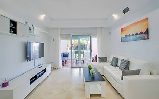 Cozy Beach Side Apartment With Pool