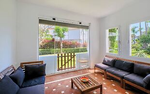 Cozy Beach Side Apartment With Pool