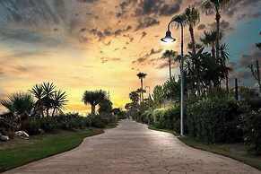 Cozy Beach Side Apartment With Pool