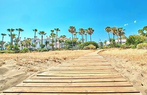 Cozy Beach Side Apartment With Pool