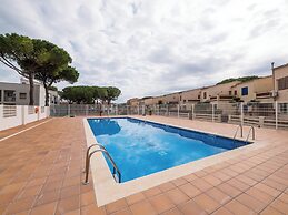 Apartment With Community Pool for 4 People - Riells Area