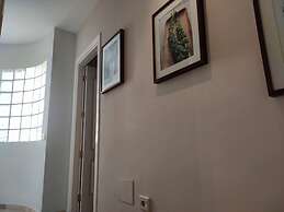 Comfortable Modern House With Jacuzzi, and Access to Swimming Pool