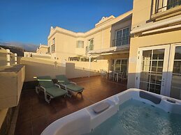 Comfortable Modern House With Jacuzzi, and Access to Swimming Pool