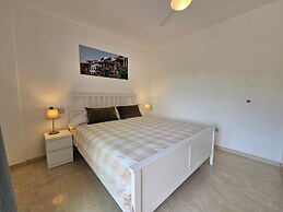 Comfortable Modern House With Jacuzzi, and Access to Swimming Pool