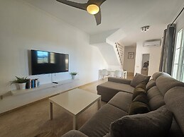 Comfortable Modern House With Jacuzzi, and Access to Swimming Pool