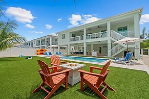 Emerald Oasis Lux Waterfront Gem Pool Kayaks