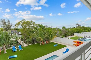 Emerald Oasis Lux Waterfront Gem Pool Kayaks