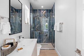 Emerald Oasis Lux Waterfront Gem Pool Kayaks